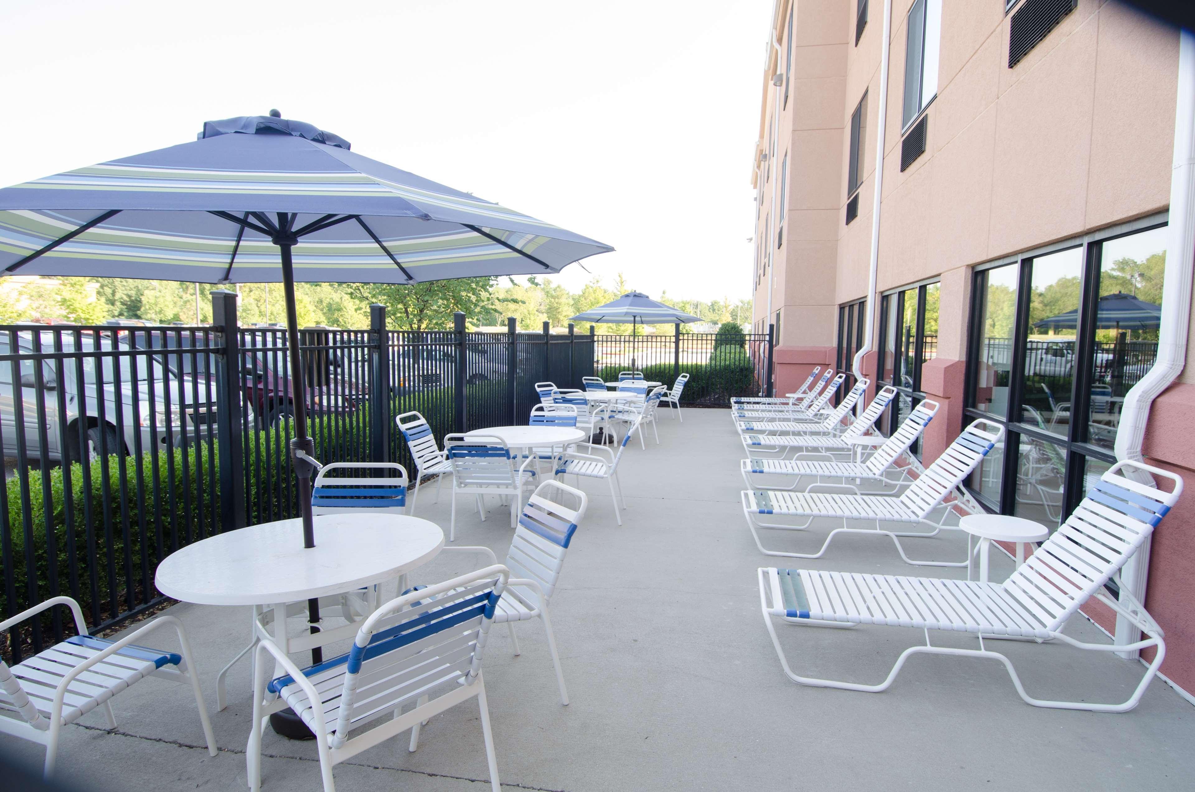 Best Western Plus Castlerock Inn & Suites Bentonville Exterior photo