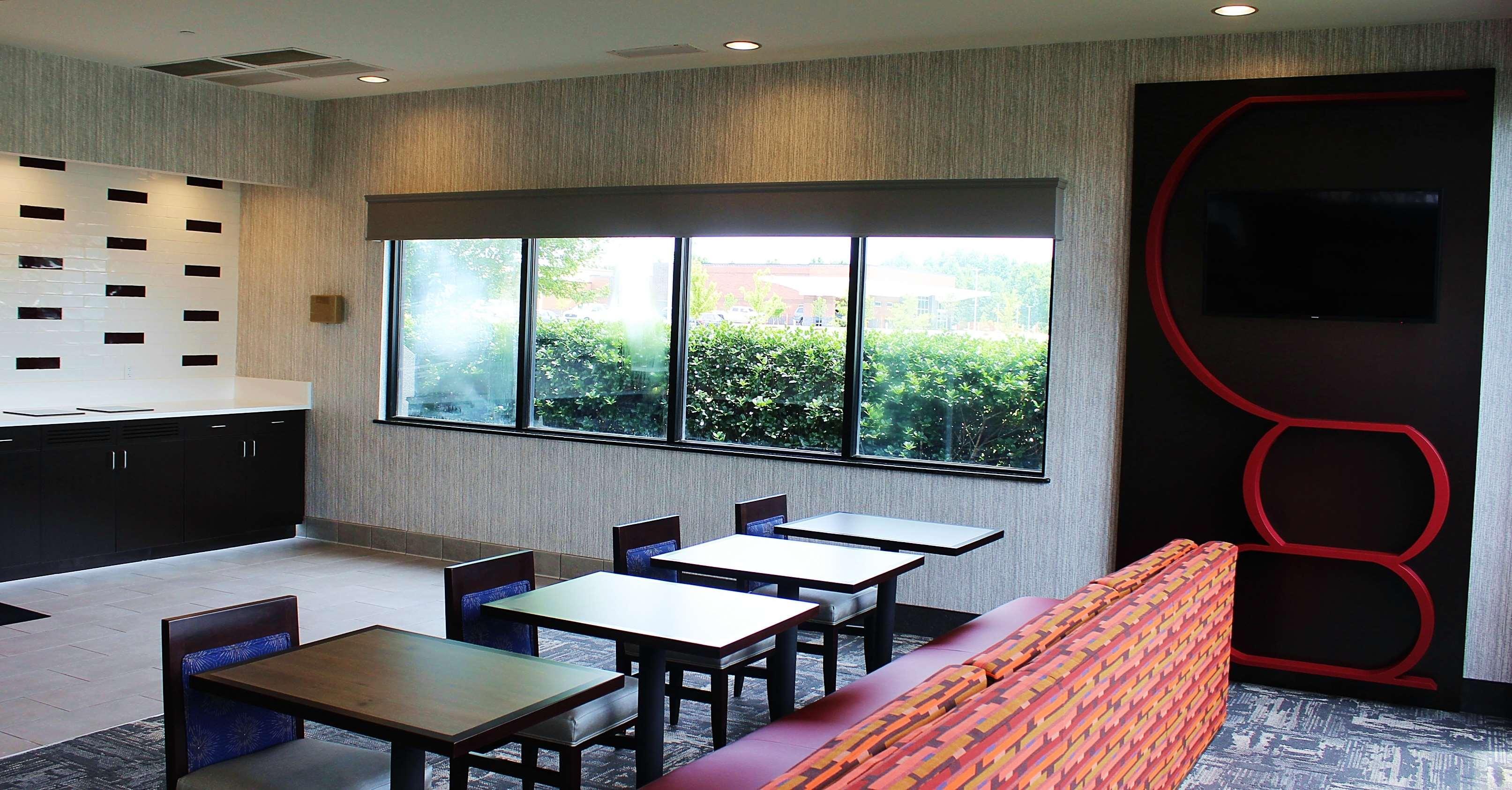 Best Western Plus Castlerock Inn & Suites Bentonville Exterior photo